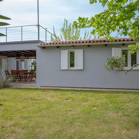 Peroj Sea Terrace House