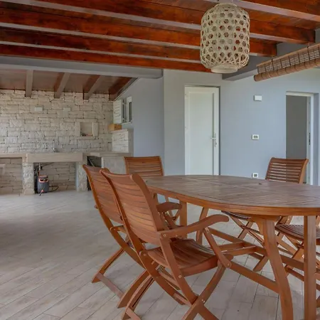 Vakantiehuis Peroj Sea Terrace House *