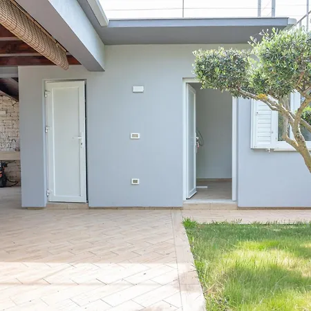 Peroj Sea Terrace House *
