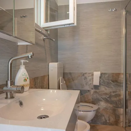 Peroj Sea Terrace House *